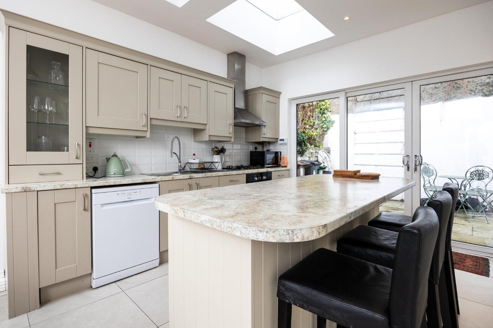 Large 3 Bed Family Home - 5 Min From Train Station - Dublin
